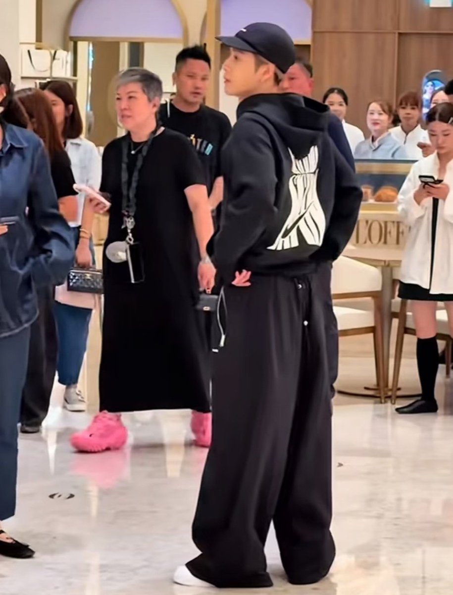 Natall73Hl's tweet photo. 👑🤍 I like the style of his clothes. I'm sure he's an amazing designer. The loose cut is perfectly flowing lines. That's for me. I love it. 👏👏👏🤍 #JACKSONWANG #JacksonWang #JacksonWang852 https://t.co/m9Tla7sDot