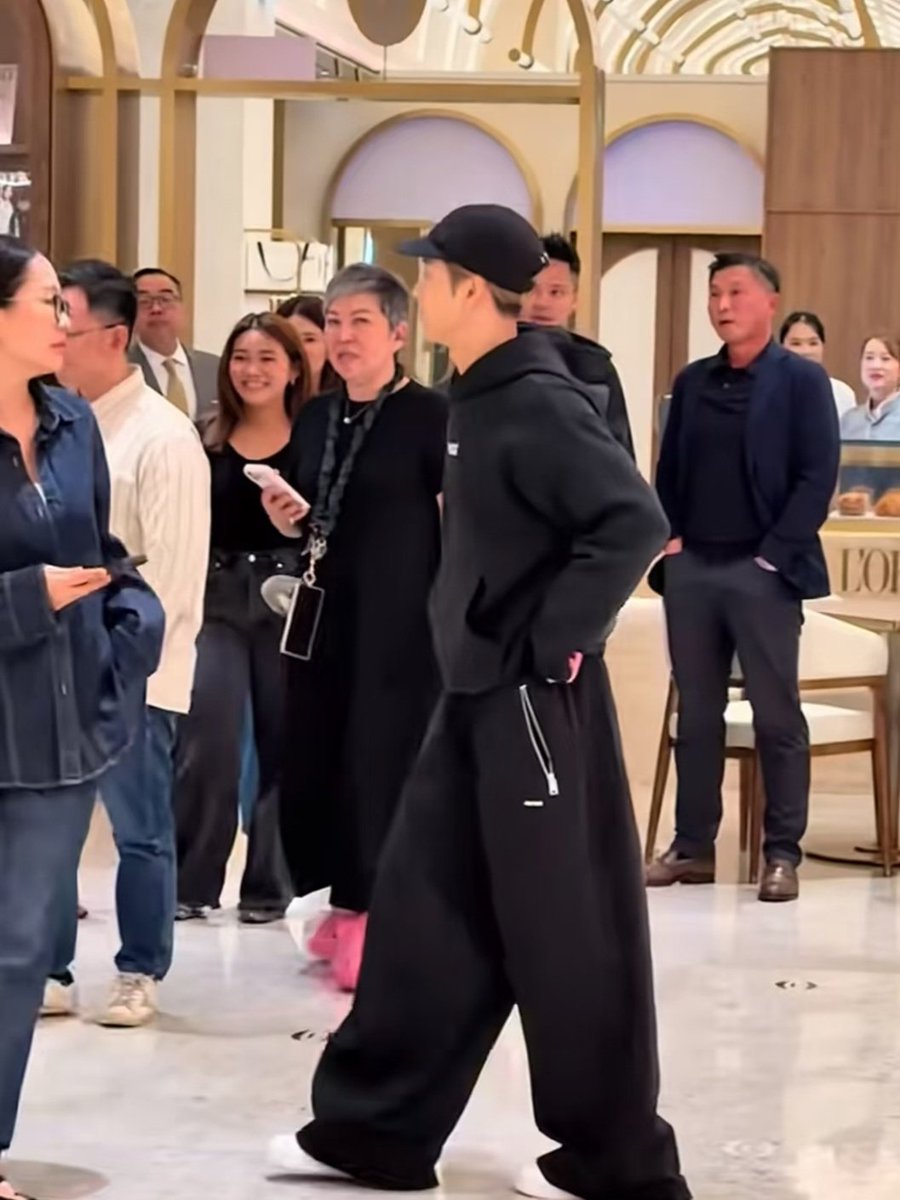 Natall73Hl's tweet photo. 👑🤍 I like the style of his clothes. I'm sure he's an amazing designer. The loose cut is perfectly flowing lines. That's for me. I love it. 👏👏👏🤍 #JACKSONWANG #JacksonWang #JacksonWang852 https://t.co/m9Tla7sDot