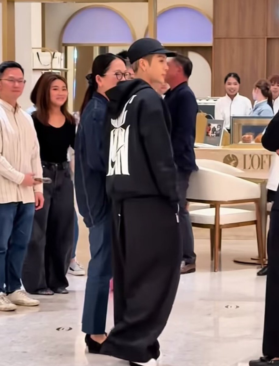 Natall73Hl's tweet photo. 👑🤍 I like the style of his clothes. I'm sure he's an amazing designer. The loose cut is perfectly flowing lines. That's for me. I love it. 👏👏👏🤍 #JACKSONWANG #JacksonWang #JacksonWang852 https://t.co/m9Tla7sDot