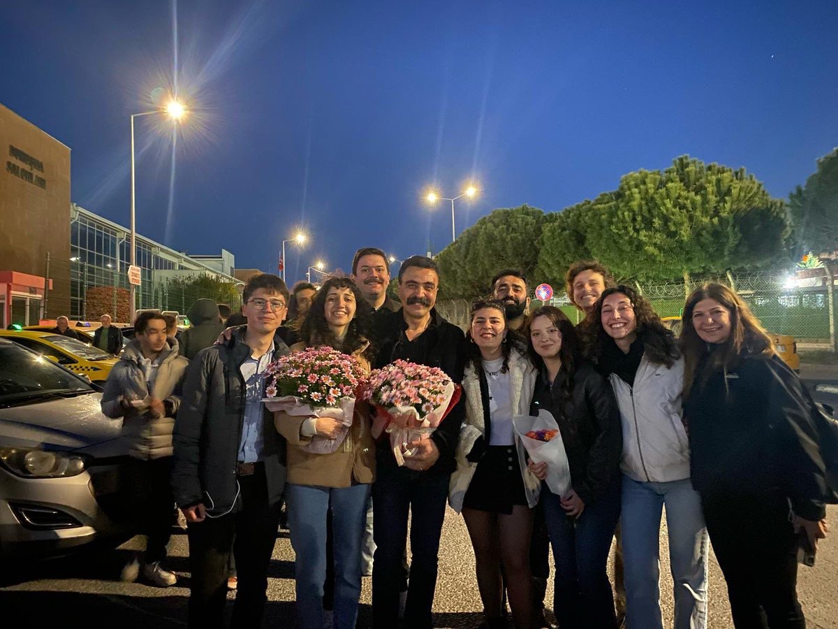 kizilcikh1lal's tweet photo. geçen sene Selçuk Kozağaçlı'yı herkesten habersiz eline üç torba şahsi eşyalarını verip cezaevinden çıkarmalarını, tesadüfen tahliyeleri bekleyen gençlerin onu karşılamasını ve ertesi gün Selçuk abiyi tutuklayıp tekrar cezaevine atmalarını aşamıyorum. düşündükçe içim burkuluyor.. https://t.co/Uj0HvVAdGr