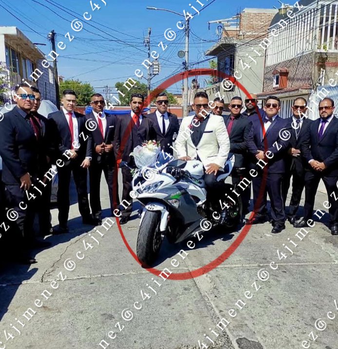 c4jimenez's tweet photo. LE ABREN OOOTRA INVESTIGACIÓN al AGENTE q le DISPARÓ a SU PAREJA.
Ahora fue la @FiscaliaCDMX 
La Fiscalía de Servidores Públicos abrió otro expediente Vs el agente Erick Suárez.
Ya tiene una orden de aprehensión por tentativa de feminicidio… y van por más.
Estas son fotos de su boda.
Se casó con otra mujer q tb lo señala por agredirla.