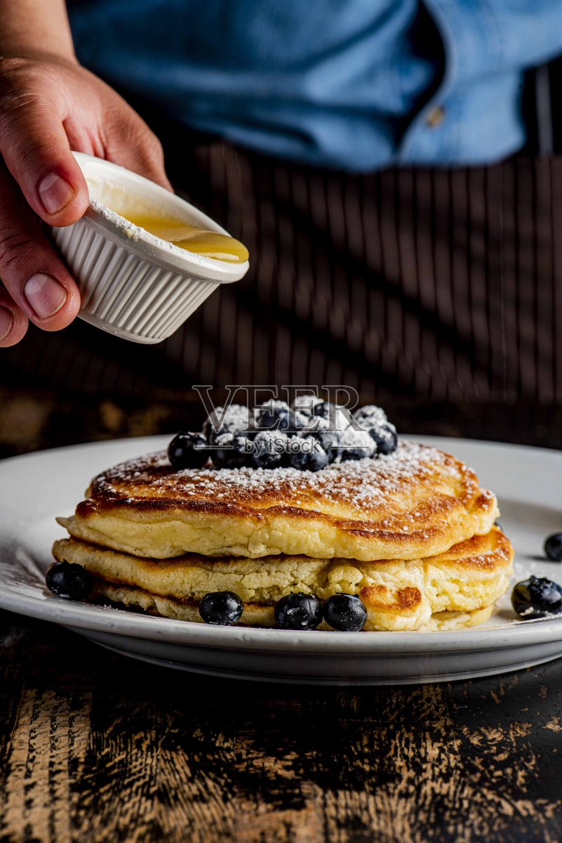 GregoriaHousel's tweet photo. Just made fluffy homemade butter milk pancakes drizzled with maple syrup and fresh strawberries  Perfect lazy weekend breakfast!， https://t.co/EljWS6o7Ja