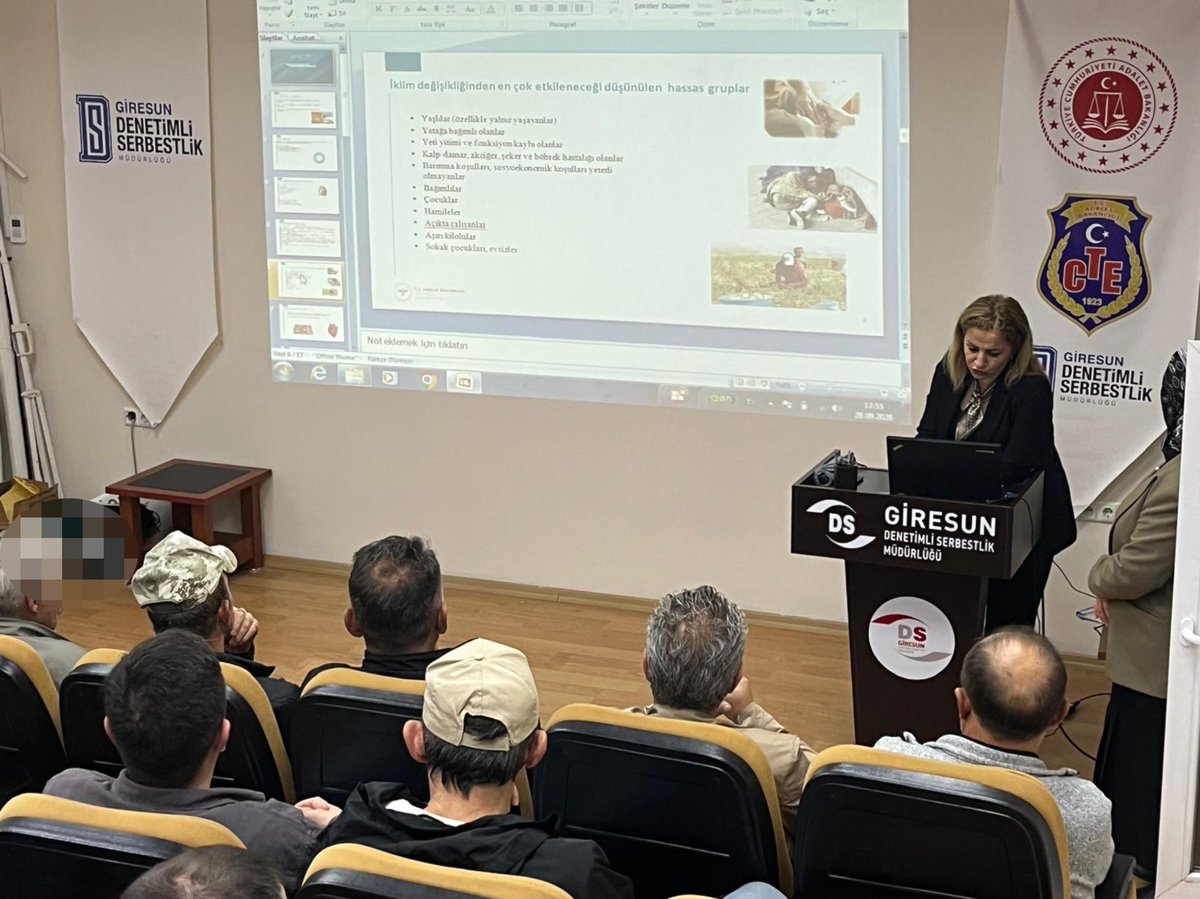 GiresunDsm's tweet photo. Eğitim ve iyileştirme faaliyetleri kapsamında Toplum Sağlığı Merkezinde görevli Çevre Sağlığı Uzmanı Halime Üstündağ ve Ebe Emine Kengil tarafından yükümlülülere yönelik “Çevre Sağlığı” konulu seminer düzenlendi.

#cte
#DenetimliSerbestlik https://t.co/pYO5RqYn1n
