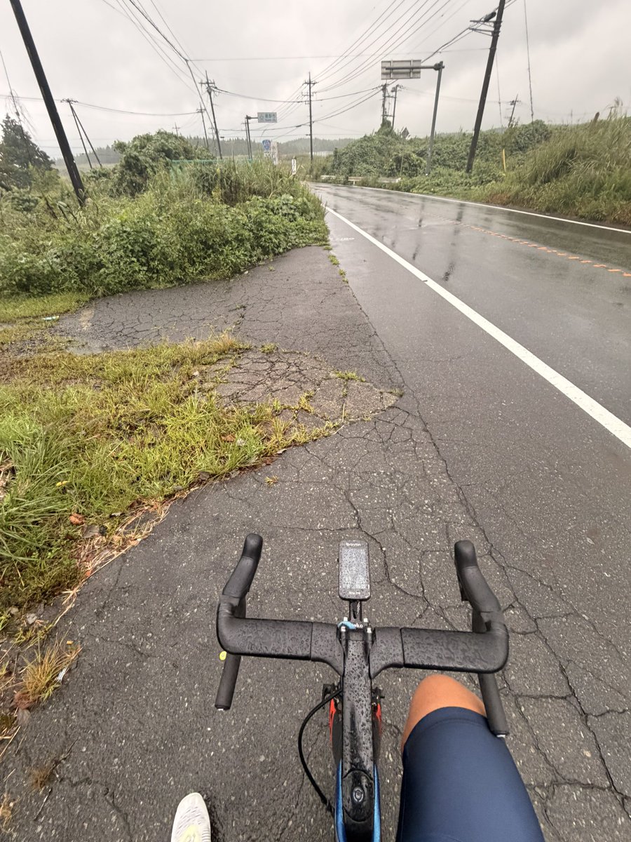 to_scott1023's tweet photo. 世界選手権のマチュー様の走り見て踏みたくなって1ヵ月ぶりにサイジャ着て早朝にスプリントしたら案の定ゲロった笑
あ、誰も立ち入らない草の場所にゲロって水で処理しましたあとは自然に任せます。 https://t.co/MbvO895xQl