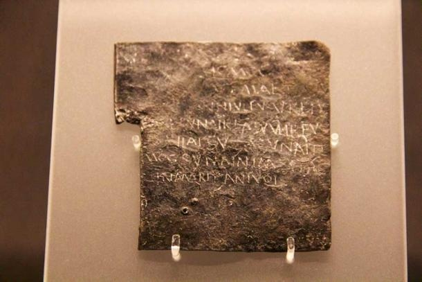 RavDesigns_'s tweet photo. Meu vício desta semana são as ��tábuas de maldição” da Roma Antiga. Tipo esta que diz:

“Boa e bela Proserpina, esposa de Pluto — ou, se for apropriado que eu te chame Salvia — arranca de Plotius sua saúde, seu corpo, sua aparência, sua força e suas faculdades.

Entrega-o a Pluto, teu marido, para que ele não possa escapar disso por seus próprios meios. Entrega-o às febres quartã, terçã e cotidiana; que elas lutem contra ele, que o combatam, que o vençam e o dominem, até arrancarem sua alma.

Por isso entrego esta vítima a ti, Proserpina — ou, se for apropriado que eu te chame Acherusia. Envia-me o cão de três cabeças, para que ele arranque o coração de Plotius. Promete-lhe três oferendas: tâmaras, figos secos e um porco preto, caso ele complete sua tarefa antes do mês de março.

Estas coisas, Proserpina Salvia, eu te darei quando tiveres realizado meu desejo.

Entrego a ti a cabeça de Plotius, escravo de Avonia.

Proserpina Salvia, entrego a ti a testa de Plotius.

Proserpina Salvia, entrego a ti as sobrancelhas de Plotius.

Proserpina Salvia, entrego a ti as pálpebras de Plotius.

Proserpina S