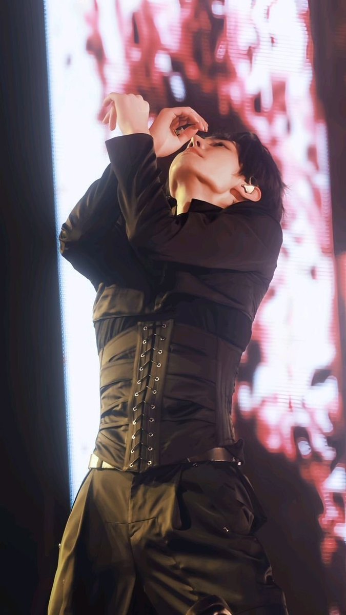 maityhoon's tweet photo. please be an outfit repeater just once https://t.co/P5TgTMcLVh