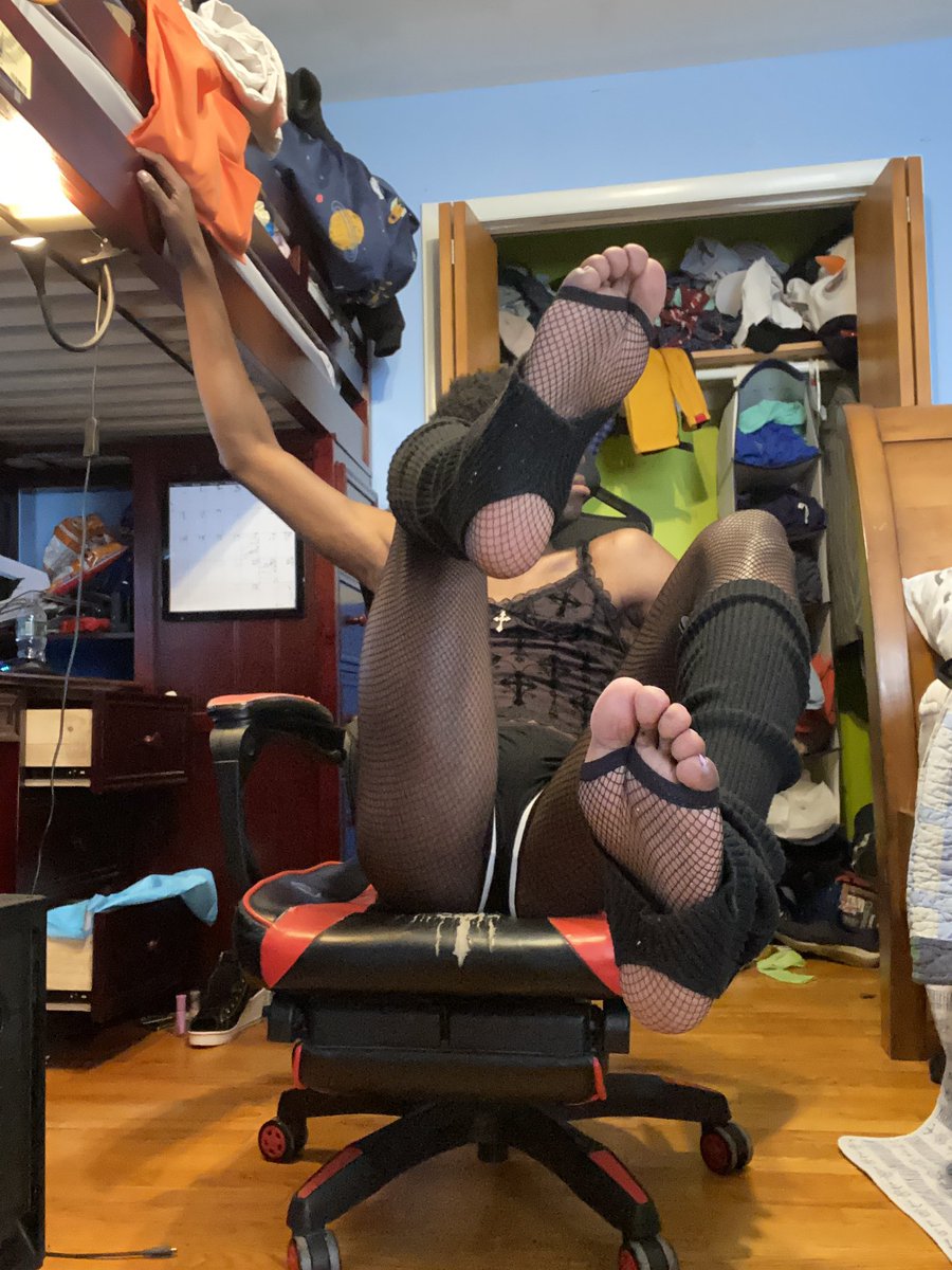 ablackfem's tweet photo. Tryna think of hashtags… #femboy #feet #femboyfeet #gay #twink #nsfwtwt https://t.co/pvn60mGUXF
