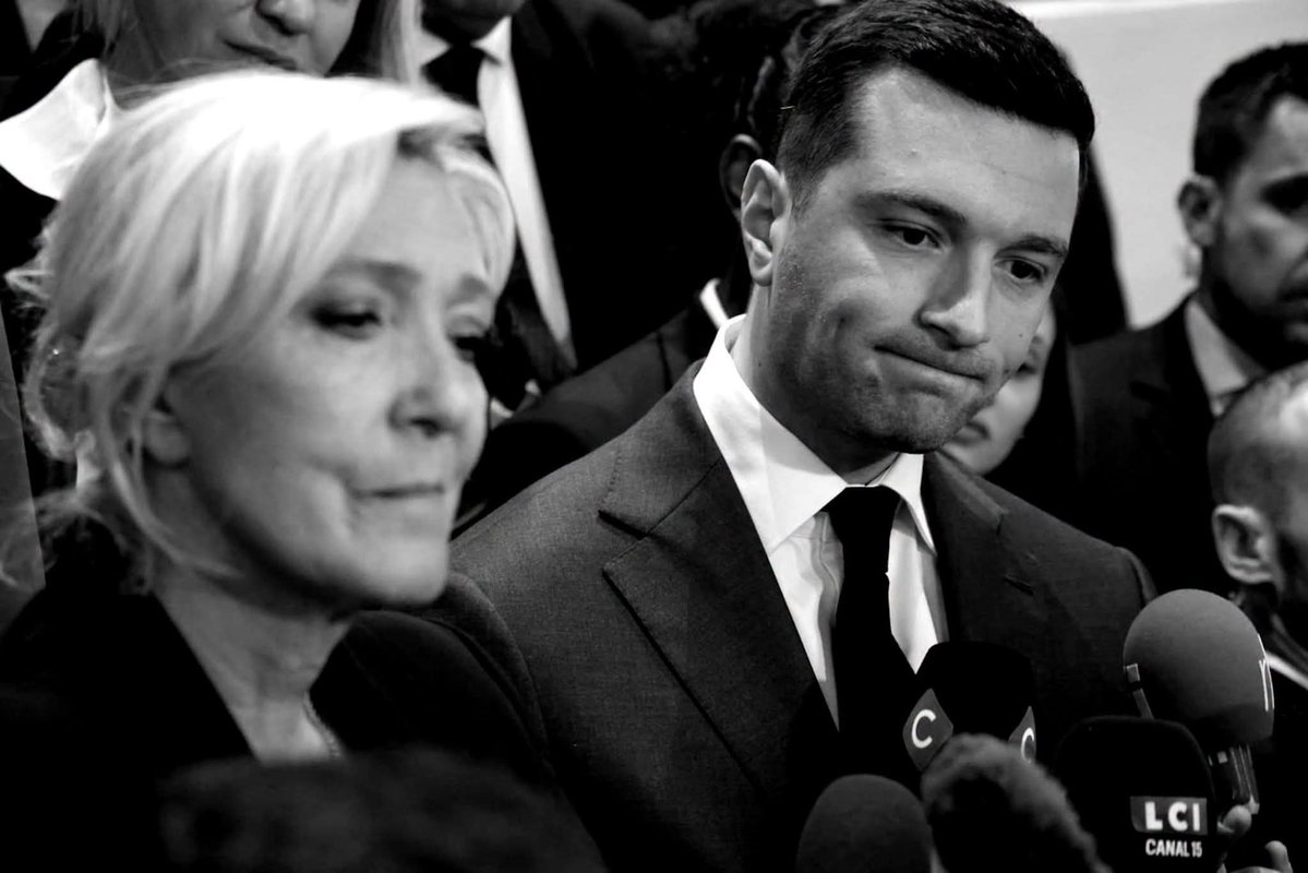 GJChevalier's tweet photo. L'hypothèse commence à courir : les révélations de #Mediapart sur la jeunesse antisémite de #Bardella viendraient de l'intérieur du #RN. #LePen aurait-elle sifflé la fin de la récréation du roi du selfie ? https://t.co/BQrCVvmnKc