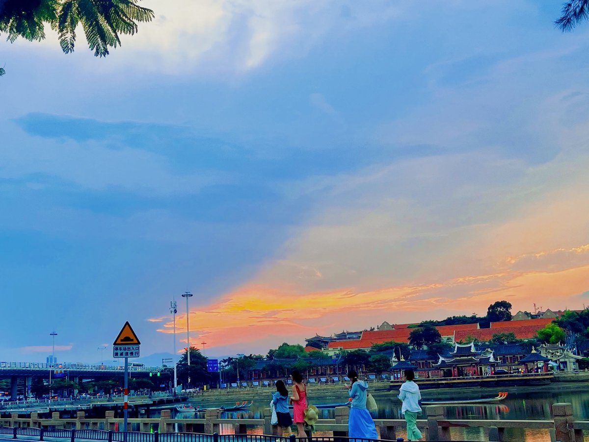 KathrineRoppa's tweet photo. Atardecer naranja sobre la calle empedrada, el viento lleva el aroma de pan recién horneado. Una instantánea de la vida cotidiana que te roba un suspiro https://t.co/44VE3qkFtL