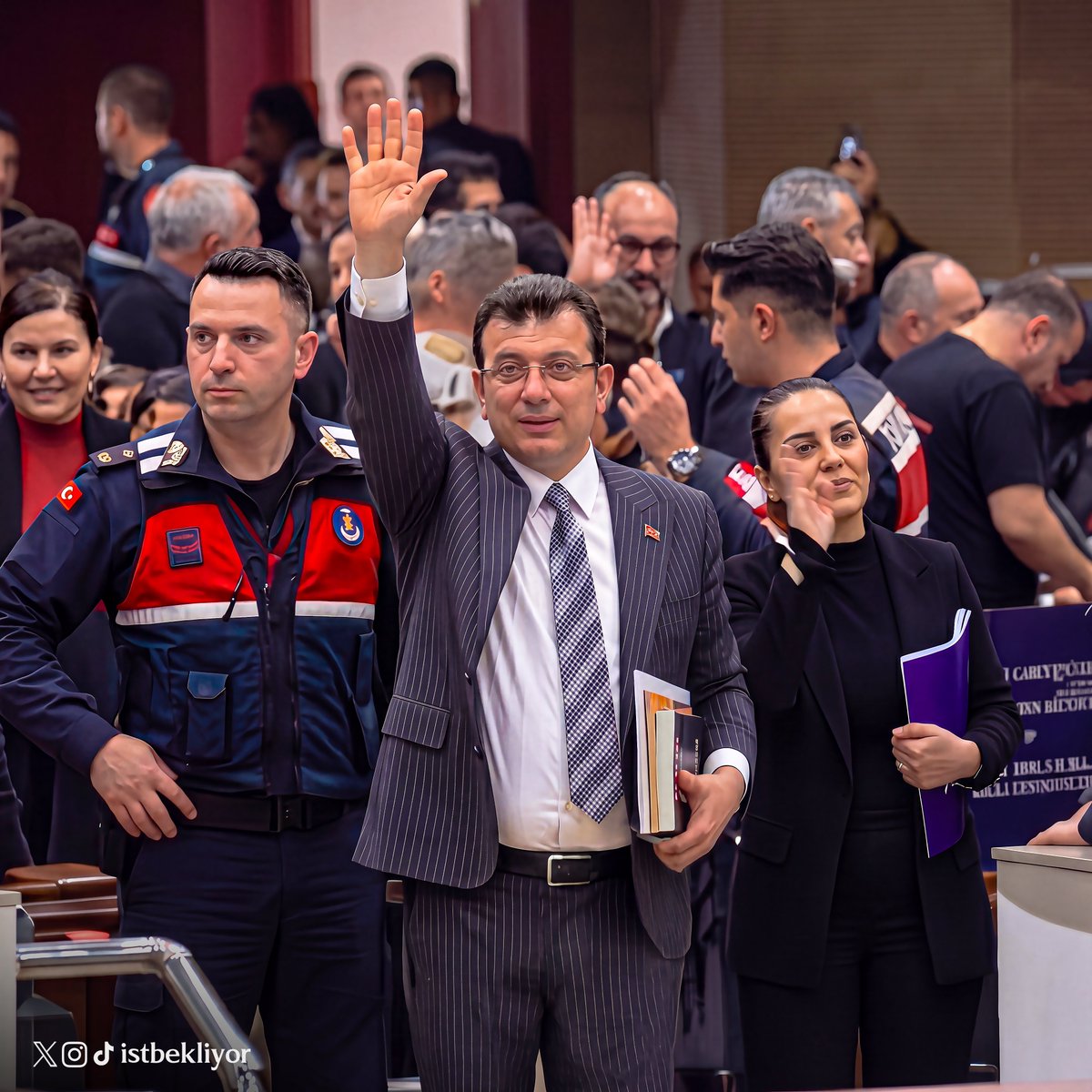 istbekliyor's tweet photo. Artık bu hesaptayım! 🇹🇷

Erişim engellerinin arttığı bu dönemde buradan devam edeceğim. Seçim döneminde bazı şeyleri daha iyi anlayacaksınız. Sesimi duyurabilmem için desteğiniz çok önemli.

👉🏻 Takip ederek destek olmayı ihmal etmeyin @istbekliyor https://t.co/ptkmEbW8Vt