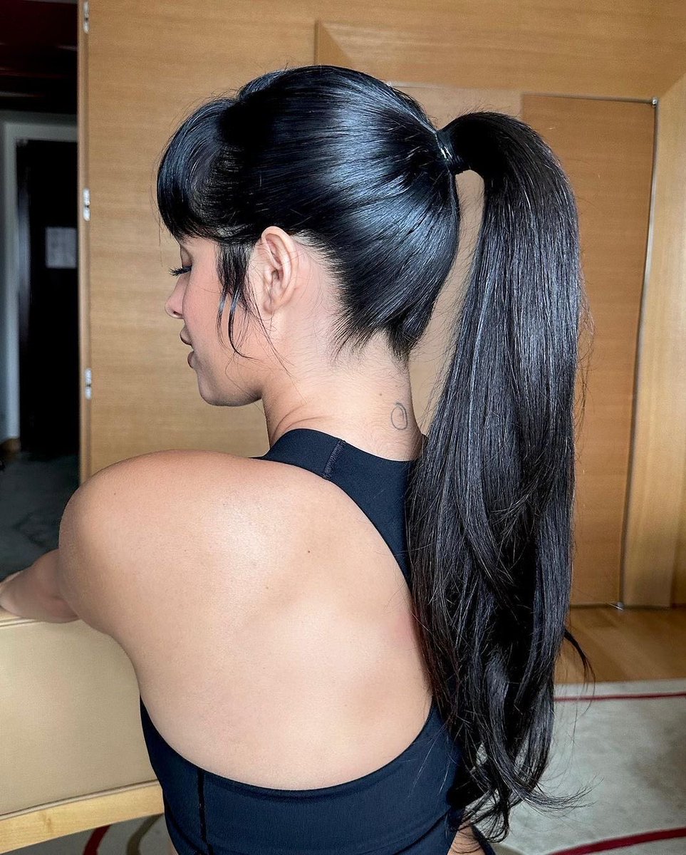 dwskcc's tweet photo. e essa tatuagem enorme da camila que quase tampou a nuca dela toda https://t.co/AZn4CmPcpa