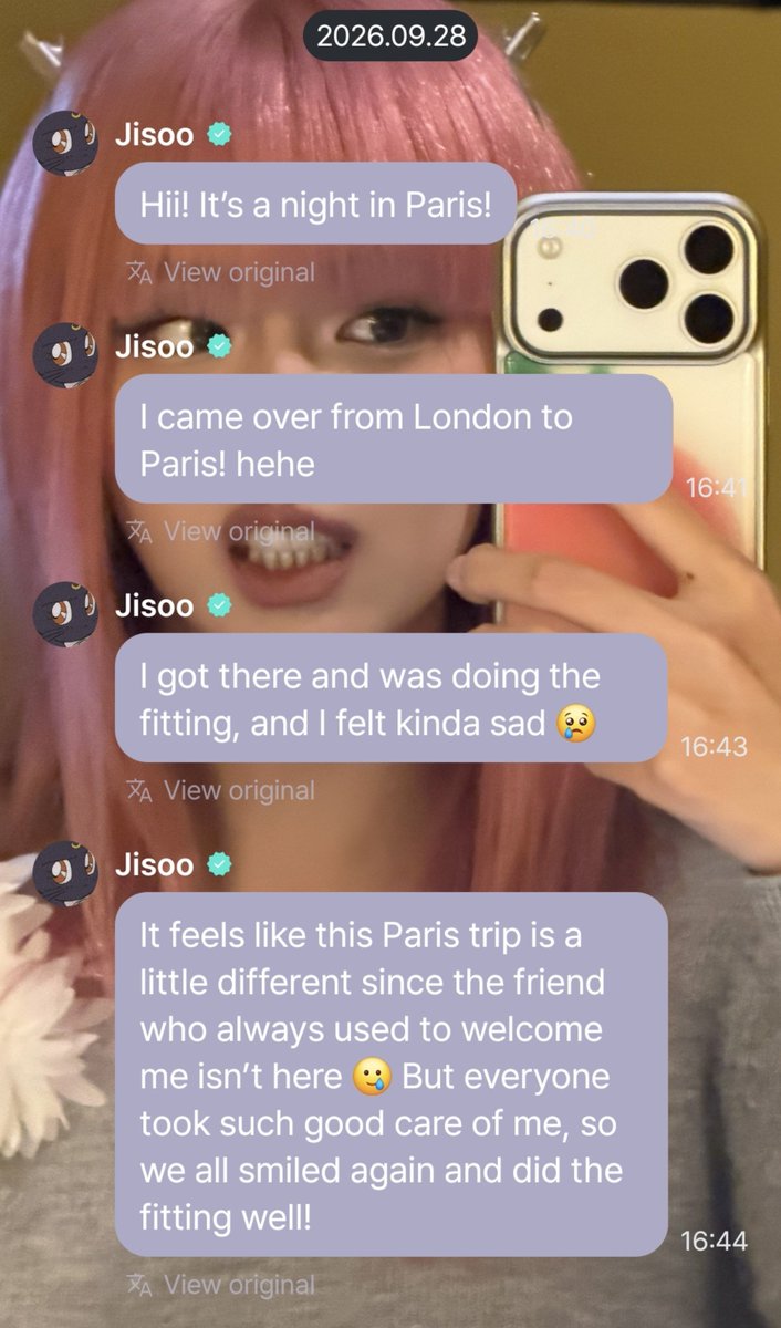 BLACKPINKBRASIL's tweet photo. Nossa menina! 😭

Atualização de JISOO em seu app:

🐰 Oi! É noite em Paris!

🐰 Vim de Londres para Paris! hehe

🐰 Cheguei lá e estava fazendo a prova de roupa, e me senti meio triste

🐰 Parece que essa viagem a Paris é um pouco diferente, já que a amiga que sempre me recebia não está aqui 🥲 Mas todos cuidaram tão bem de mim, que todos sorrimos novamente e fizemos a prova de roupa direitinho!

#JISOO #BLACKPINK