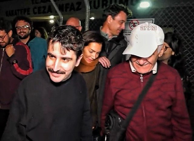 istabip's tweet photo. Deniz Yeniden Bizimle

Tam 88 gündür mizahı nedeniyle tutuklu bulunan Deniz Göktaş bugün serbest bırakıldı.

Antidemokratik uygulamaların ve baskının arttığı bir dönemde, yargılanan yalnızca mizah değil; insanların özgür ve demokratik bir ülkede yaşama iradesidir.

İstanbul Tabip Odası olarak özgür, demokratik, eşit, sömürüsüz ve barış içinde bir yaşam talebimizi her zaman dile getirmeye devam edeceğiz.

Yeniden hoş geldin Deniz.