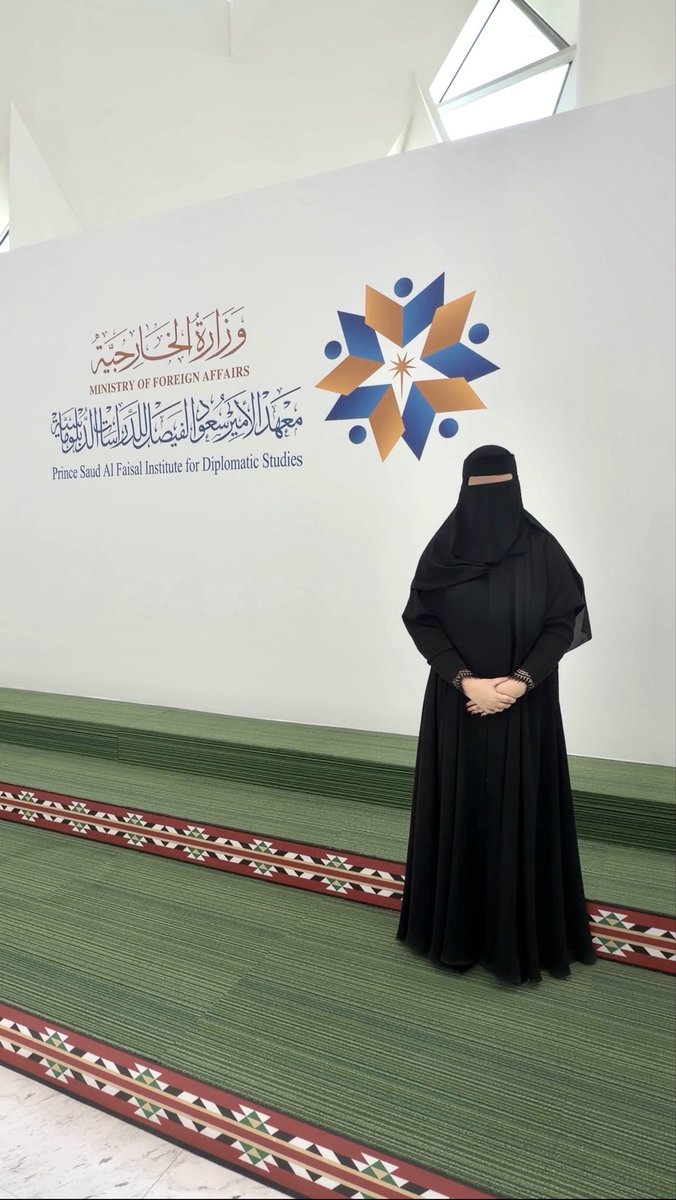 Remas_m2's tweet photo. سعدت اليوم بلقاء صاحب السمو الملكي الأمير تركي الفيصل بن عبدالعزيز آل سعود، في لقاءٍ حمل الكثير من الإلهام والمعرفة، وأتاح لي فرصة الاستماع إلى تجربة دبلوماسية عريقة في صناعة السلام والدبلوماسية

سعيدة بأن يكون هذا اللقاء جزءًا من تجربتي ومسيرتي في مجالي🇸🇦
 #اليوم_العالمي_للسلام https://t.co/nfGdTUTswt