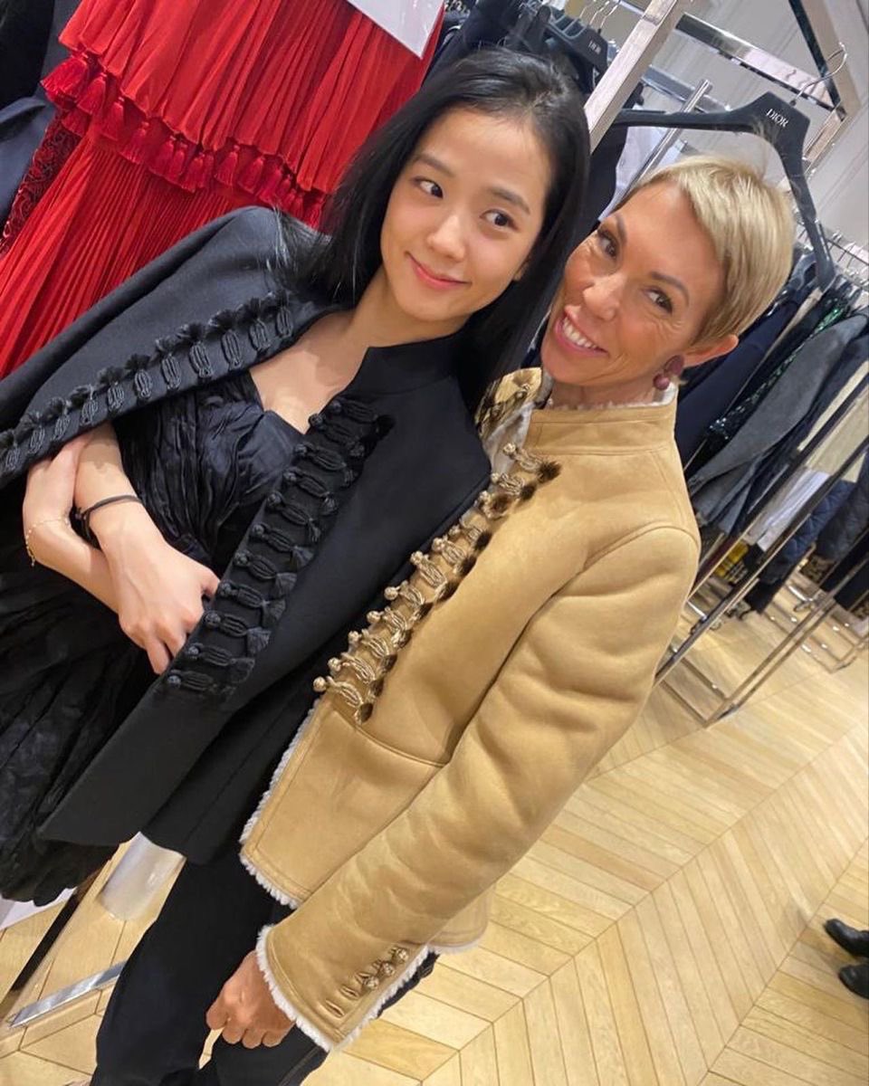 yk2aii's tweet photo. Jisoo said Paris feels a little different without her friend who always helped with fittings, but everyone is taking good care of her, and they had lots of fun during the fitting! https://t.co/EXnqEtpBdQ