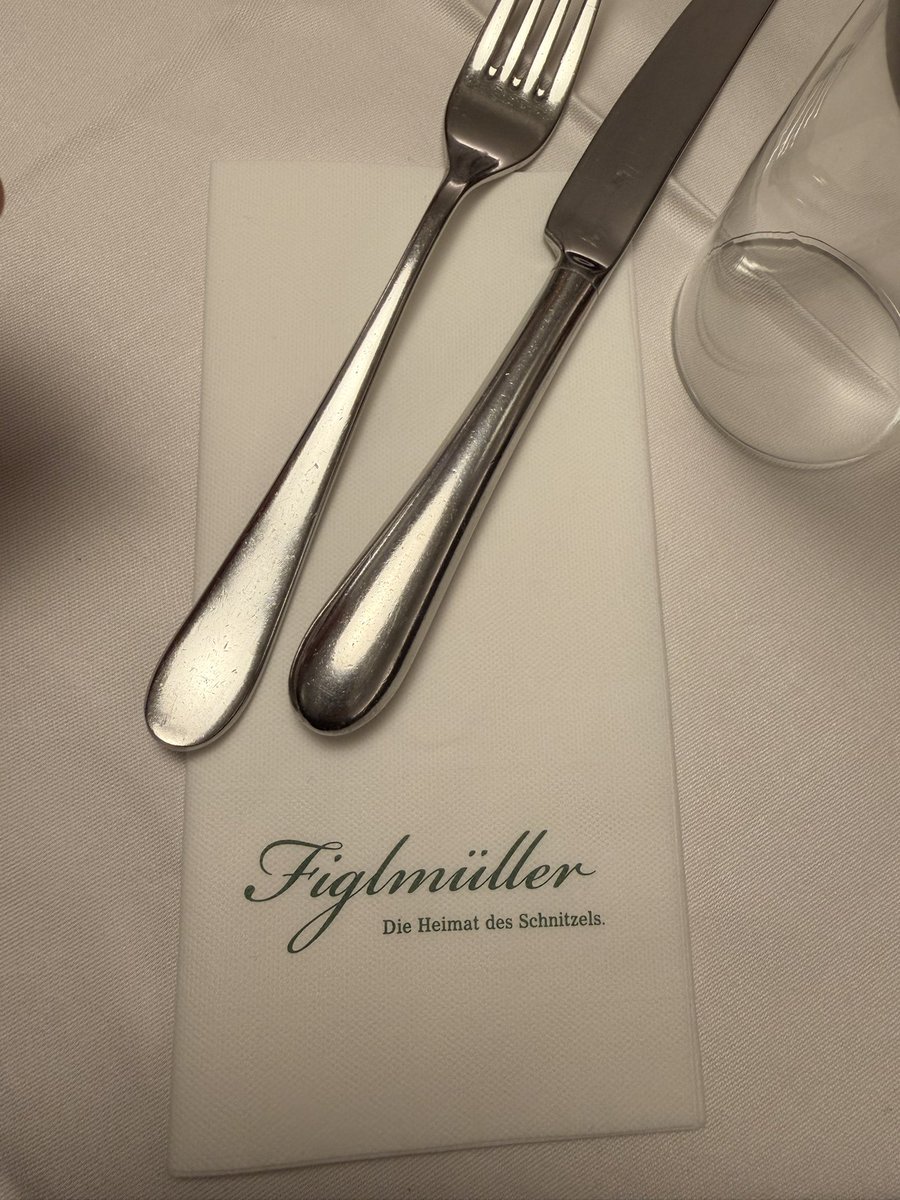 andreespartano's tweet photo. @ZattarRafael Destaque para esse restaurante que tem um excelente Schnitzel. Come tb o biscoito clássico daí, não é tão bom mas tem que provar. https://t.co/AphWOTkgxA