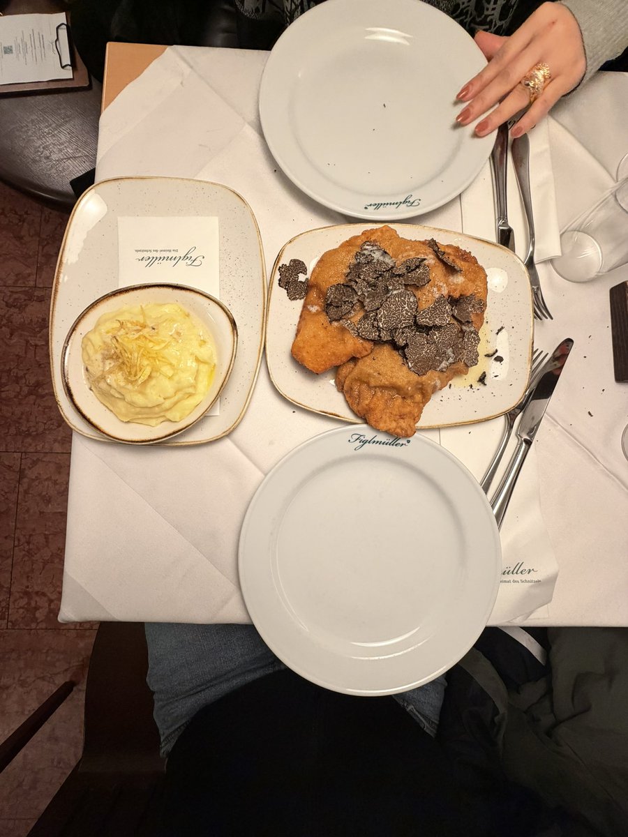 andreespartano's tweet photo. @ZattarRafael Destaque para esse restaurante que tem um excelente Schnitzel. Come tb o biscoito clássico daí, não é tão bom mas tem que provar. https://t.co/AphWOTkgxA