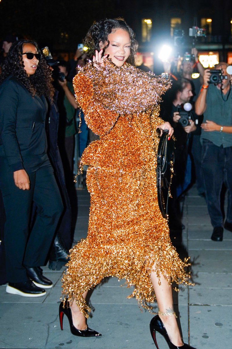 TheePopCore's tweet photo. Rihanna commands attention with her striking presence and unmistakable allure at the Matières Fécales show during Paris Fashion Week. https://t.co/RnVdFAjR1E