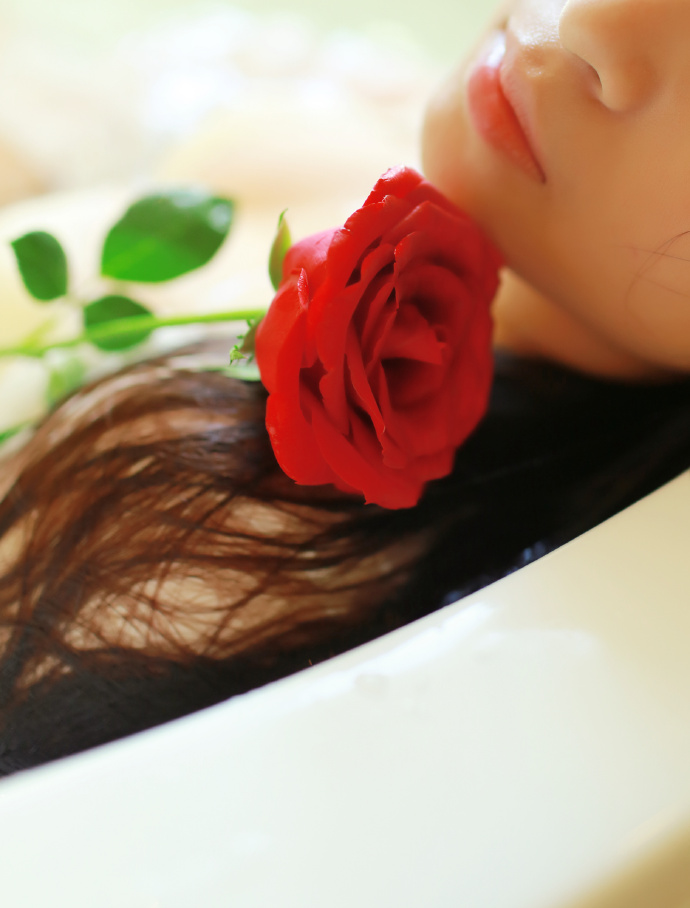 eKp2fsOtGoRSv2h's tweet photo. My cute sister brought a jar of beautiful roses today! https://t.co/8kSF894O9b