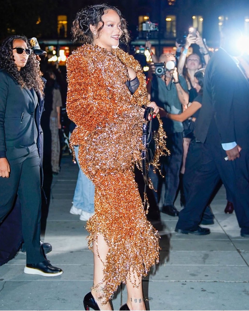 hqfenty's tweet photo. Rihanna at Paris Fashion Week tonight. https://t.co/vpWk3YhVuj