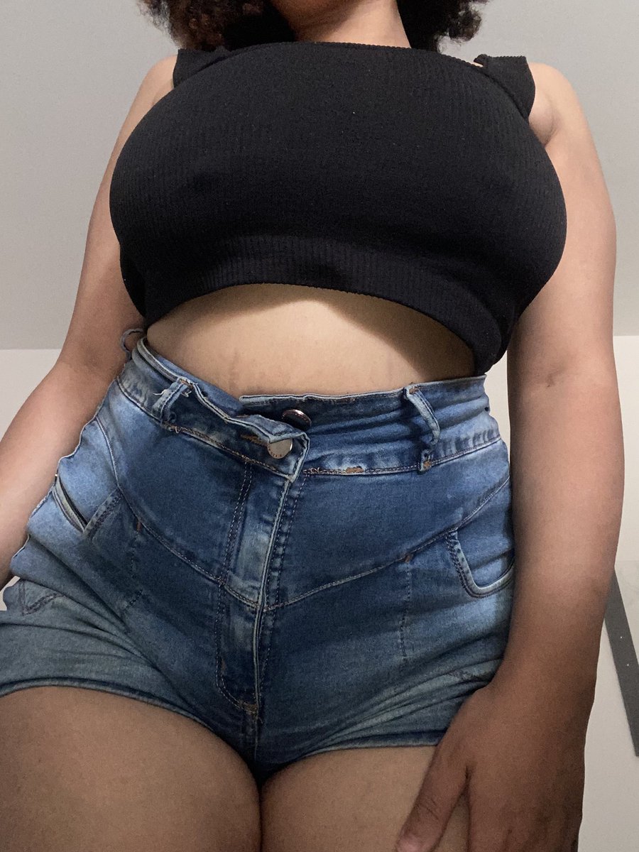 pretinhaprivy's tweet photo. quero começar a academia logo 🥲 https://t.co/Q3tIHcMvbv
