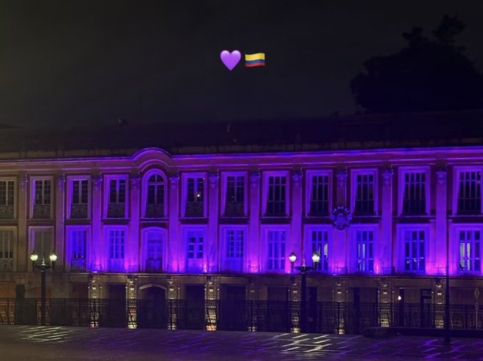CookieJinkook's tweet photo. Bogotá quédate morada para siempre, por favor 💜✨ https://t.co/ACXBGkH8fs