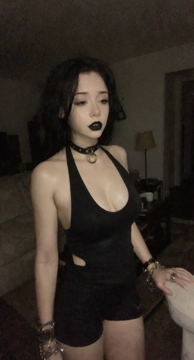 _annagoth_99's tweet photo. im single fyi https://t.co/2k9yCL1DGC