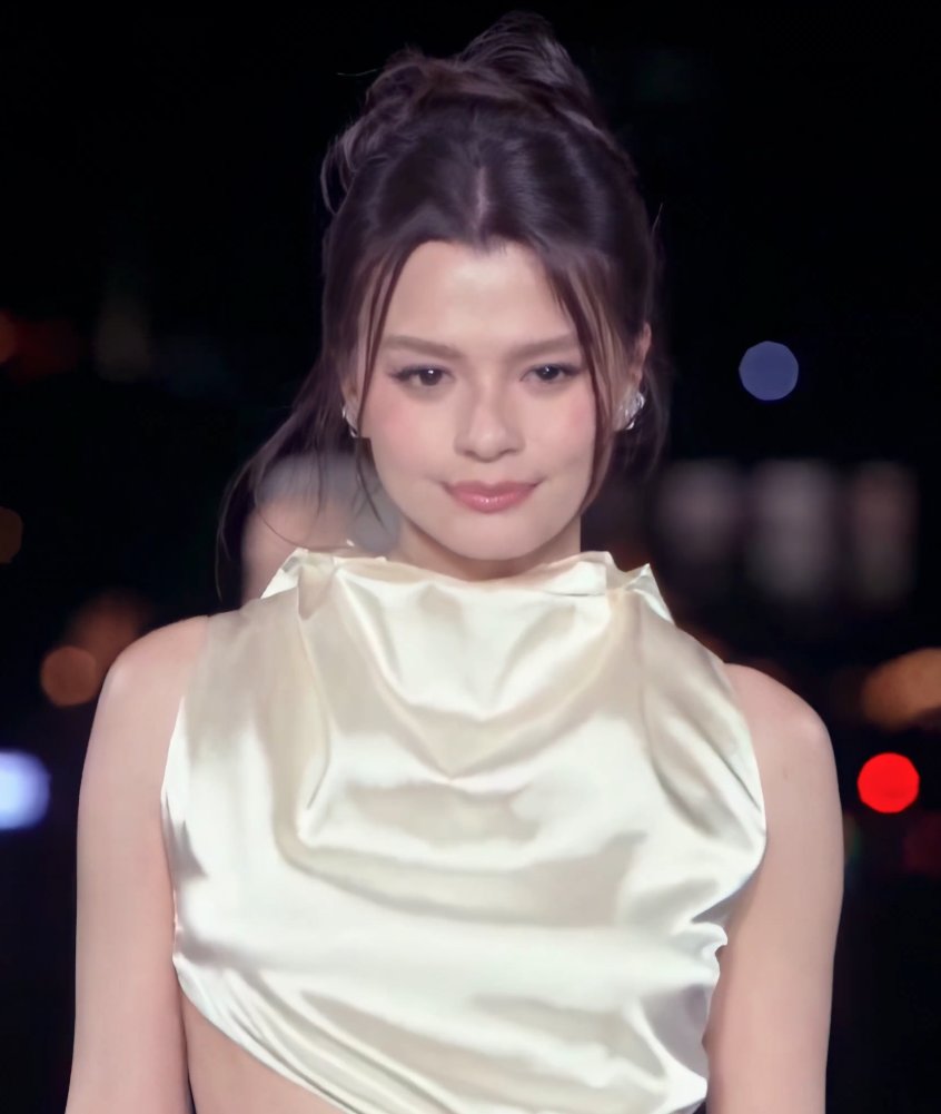 AboutMusicYT's tweet photo. Becky Armstrong walks the runway at Le Défilé L’Oréal Paris. https://t.co/doSAEeVsht