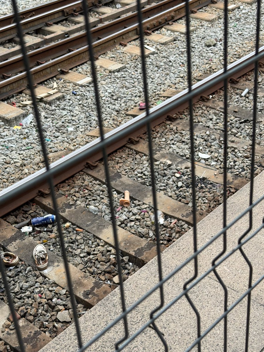andrxde_08's tweet photo. Gente KKKKKKKMMKMM quem jogou um pau no trilho do trem?????????? https://t.co/NQZbTZiMFL