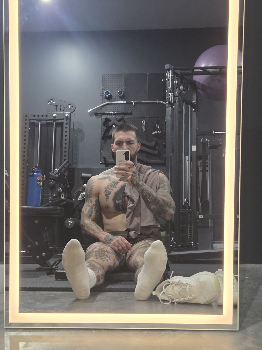 AlphaD1369's tweet photo. Post-workout. Socks are sweaty, patience is gone.
Who's taking care of their Master tonight? https://t.co/9PFRB7OtGD