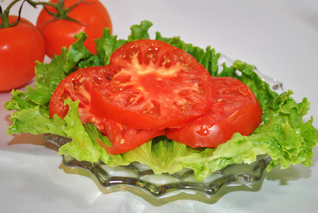 JudsonBinam's tweet photo. Compré verduras frescas hoy: tomates jugosos, lechuga crujiente y espinaca tierna, listos para preparar una ensalada deliciosa! https://t.co/lwIhkcGEi8