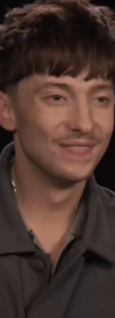 Jonnylji6's tweet photo. @ddraculia @soartdeco11 @foahmolly And he still looks like he just smelled his upper lip https://t.co/4QVvAqU69n