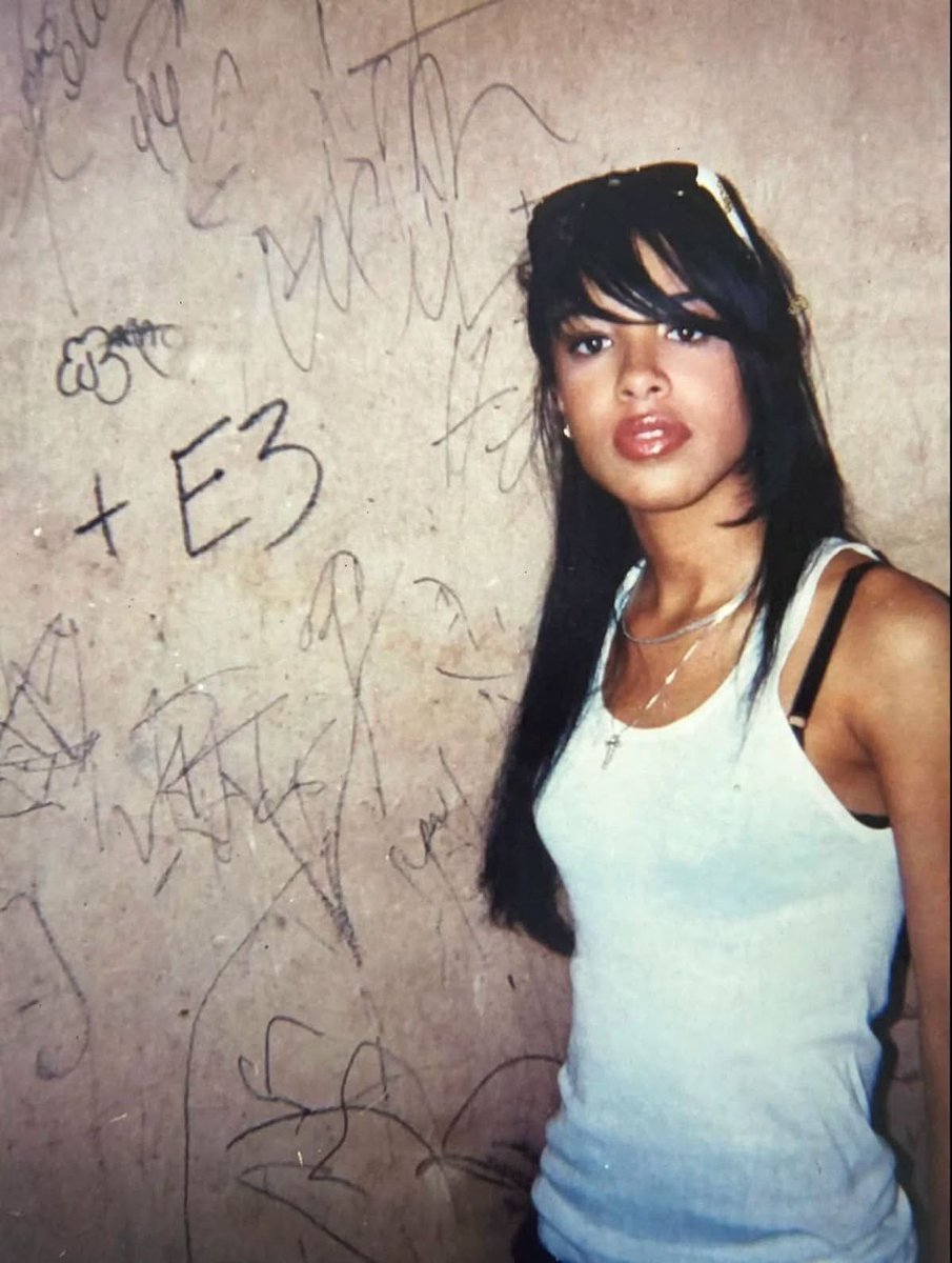 Aaliyahxepic's tweet photo. Aaliyah — Graffiti wall (2000s) https://t.co/QGAOn0cLGI