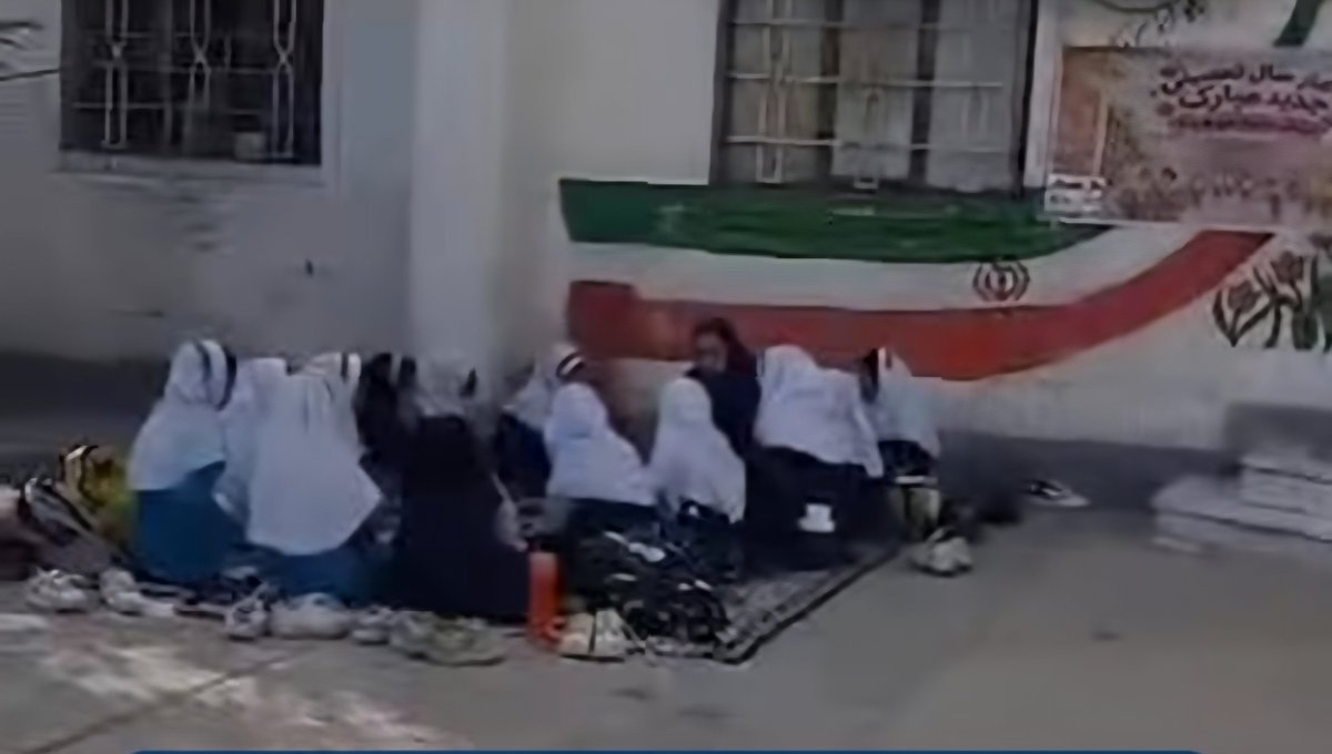 mohammademali's tweet photo. تشکیل کلاس در مدرسه نیمه‌کاره فرج‌زاده ۲ منطقه پردیس اهواز خجالت‌آور است. https://t.co/LEUezd5J33