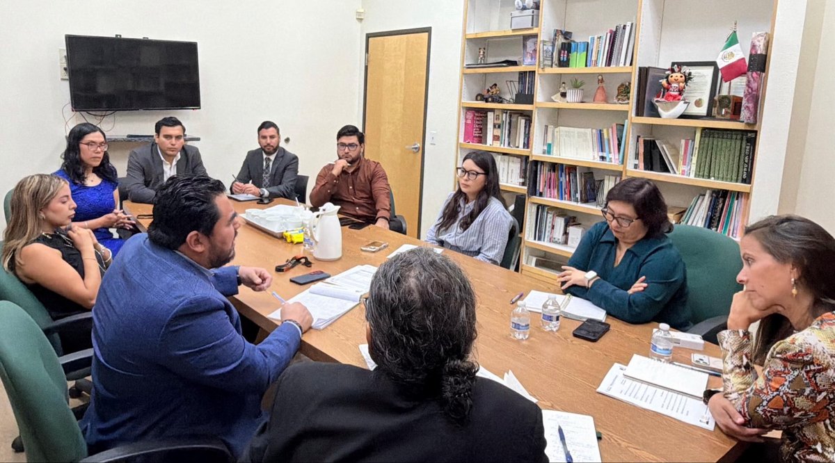 ConsulMexAlb's tweet photo. En el @ConsulMexAlb , acompañados del equipo de #ProtecciónConsular, dimos la bienvenida a Luis Lara, encargado regional de Protección Consular, con quien sostuvimos una reunión de trabajo para revisar temas prioritarios de atención a nuestra comunidad, identificar focos de atención, buenas prácticas y áreas de oportunidad en materia de protección consular.

Durante el encuentro intercambiamos experiencias y abordamos asuntos relevantes para fortalecer la prevención, la capacidad de respuesta y el acompañamiento a las personas mexicanas que requieren asistencia.

La protección de nuestra comunidad 🇲🇽 constituye una de las responsabilidades fundamentales de la labor consular y una prioridad permanente para el @GobiernoMX y la @SRE_mx.