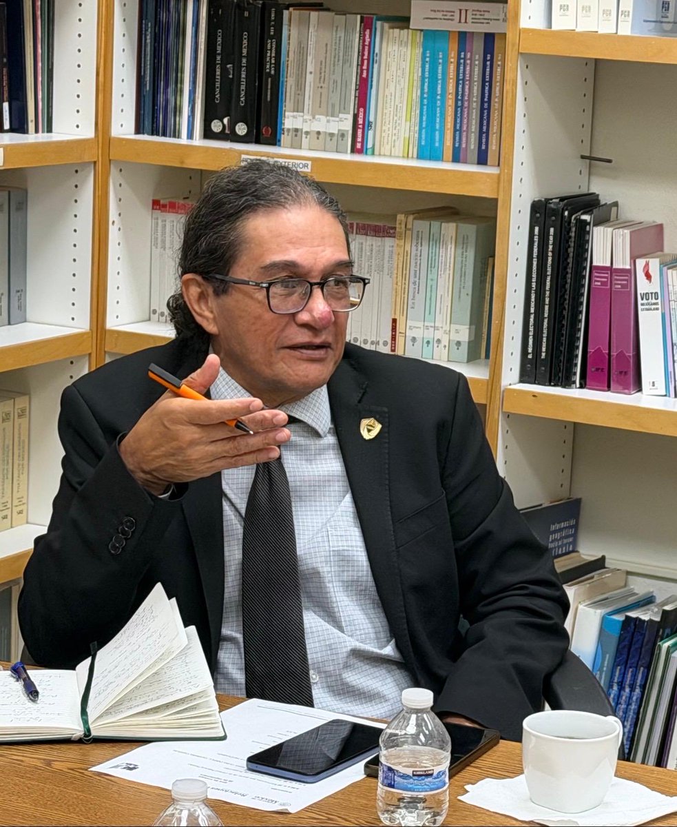 ConsulMexAlb's tweet photo. En el @ConsulMexAlb , acompañados del equipo de #ProtecciónConsular, dimos la bienvenida a Luis Lara, encargado regional de Protección Consular, con quien sostuvimos una reunión de trabajo para revisar temas prioritarios de atención a nuestra comunidad, identificar focos de atención, buenas prácticas y áreas de oportunidad en materia de protección consular.

Durante el encuentro intercambiamos experiencias y abordamos asuntos relevantes para fortalecer la prevención, la capacidad de respuesta y el acompañamiento a las personas mexicanas que requieren asistencia.

La protección de nuestra comunidad 🇲🇽 constituye una de las responsabilidades fundamentales de la labor consular y una prioridad permanente para el @GobiernoMX y la @SRE_mx.