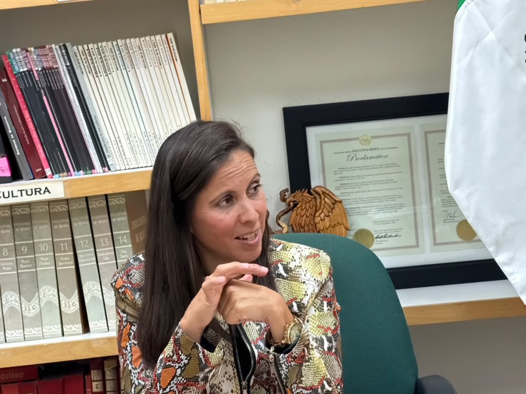 ConsulMexAlb's tweet photo. En el @ConsulMexAlb , acompañados del equipo de #ProtecciónConsular, dimos la bienvenida a Luis Lara, encargado regional de Protección Consular, con quien sostuvimos una reunión de trabajo para revisar temas prioritarios de atención a nuestra comunidad, identificar focos de atención, buenas prácticas y áreas de oportunidad en materia de protección consular.

Durante el encuentro intercambiamos experiencias y abordamos asuntos relevantes para fortalecer la prevención, la capacidad de respuesta y el acompañamiento a las personas mexicanas que requieren asistencia.

La protección de nuestra comunidad 🇲🇽 constituye una de las responsabilidades fundamentales de la labor consular y una prioridad permanente para el @GobiernoMX y la @SRE_mx.