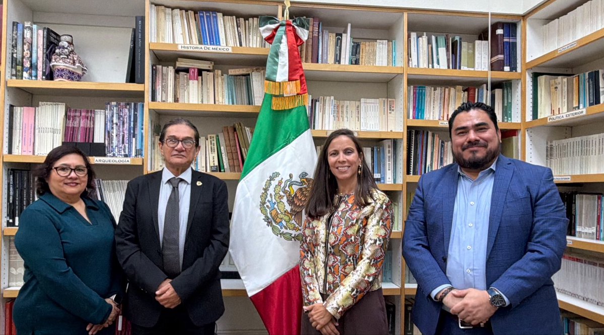 ConsulMexAlb's tweet photo. En el @ConsulMexAlb , acompañados del equipo de #ProtecciónConsular, dimos la bienvenida a Luis Lara, encargado regional de Protección Consular, con quien sostuvimos una reunión de trabajo para revisar temas prioritarios de atención a nuestra comunidad, identificar focos de atención, buenas prácticas y áreas de oportunidad en materia de protección consular.

Durante el encuentro intercambiamos experiencias y abordamos asuntos relevantes para fortalecer la prevención, la capacidad de respuesta y el acompañamiento a las personas mexicanas que requieren asistencia.

La protección de nuestra comunidad 🇲🇽 constituye una de las responsabilidades fundamentales de la labor consular y una prioridad permanente para el @GobiernoMX y la @SRE_mx.