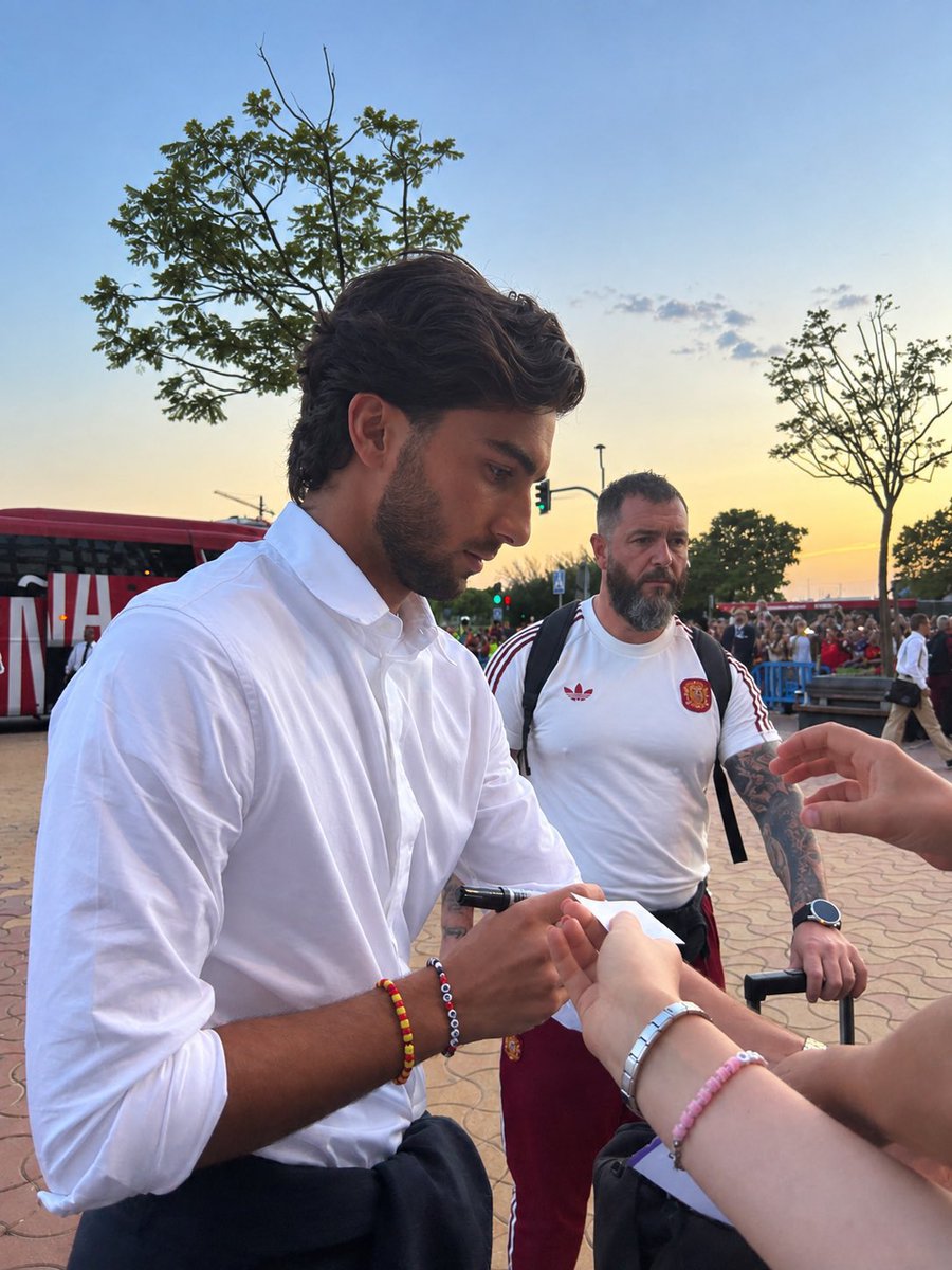 betweenmeandvk's tweet photo. Nah he’s a real life disney prince https://t.co/PdwPCPgr6n