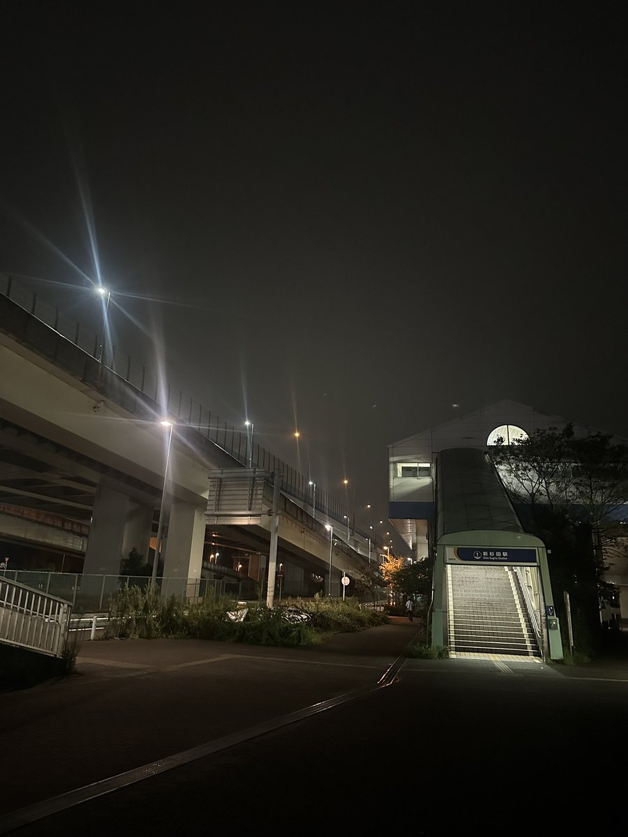 kyarasuun's tweet photo. おはようございます、今日朝から仕事です。
とても暗くて夏が終わったんだなと感じます。
今日も頑張りましょ https://t.co/Y6h8oJWRMs