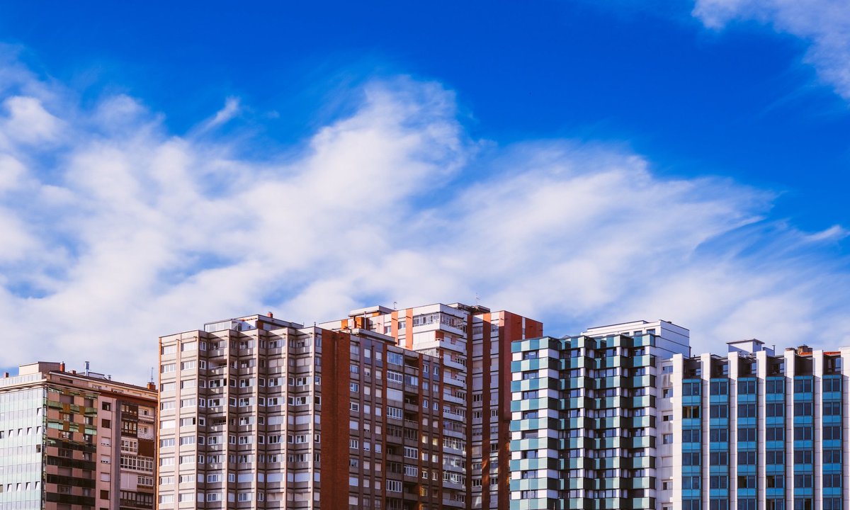 FOROAstJoven's tweet photo. 🏡La vivienda es uno de los grandes retos de Asturias y nuestra posición es clara: rechazamos extender las zonas tensionadas.

Creemos que intervenir precios no resuelve el problema de fondo. Para nosotros, la clave está en aumentar la oferta de vivienda. 

Vamos a analizarlo🧵 https://t.co/TJdCcljJtM