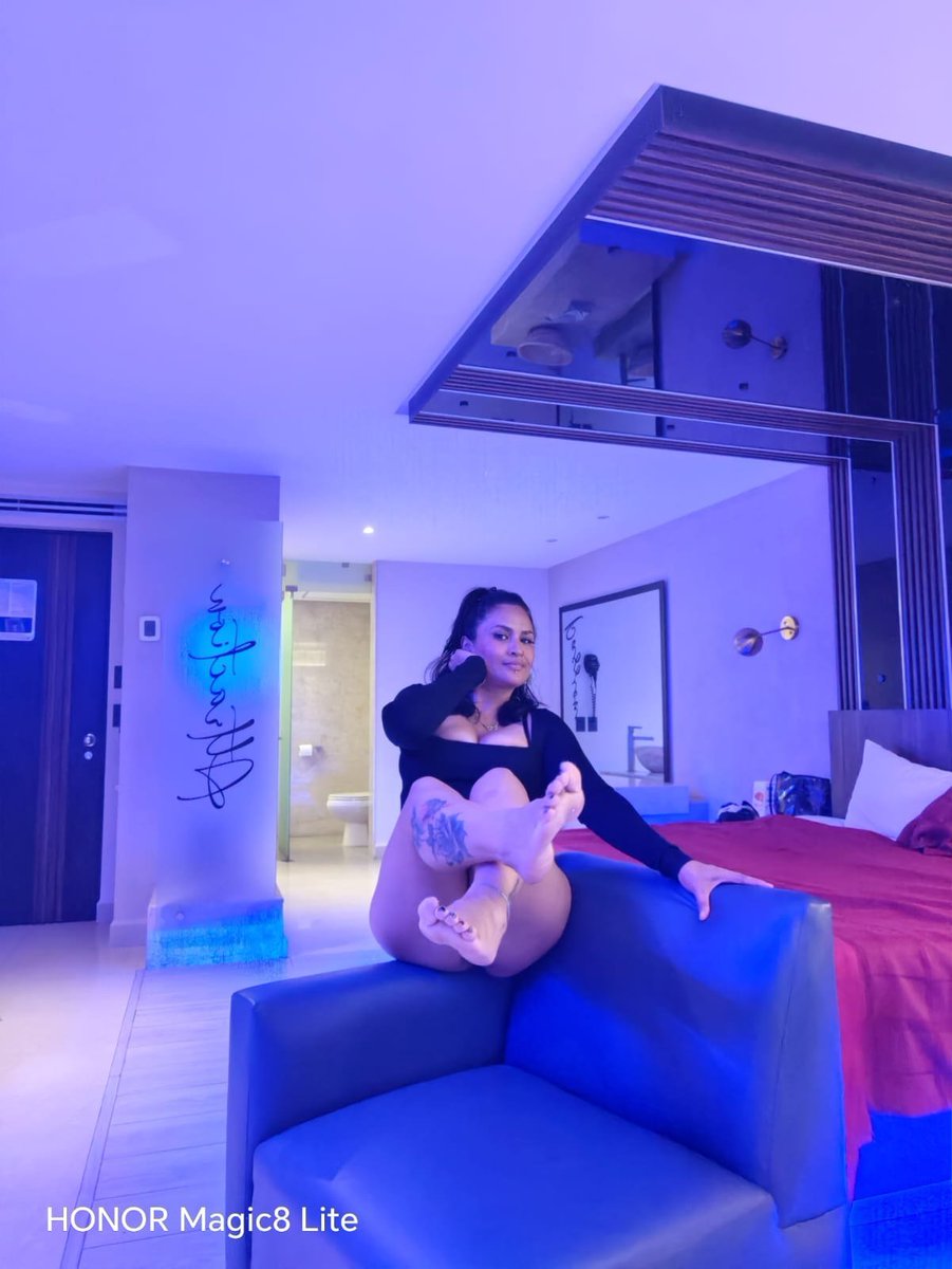 DeCosquillas's tweet photo. Que tal sus hermosos pies de  mi querida y sexi amiga @FabyQueen90  recuerden que hace sesiones en CDMX la verdad está 100% recomendable la verdad no sé arrepentíran de contratarla y disfrutar de sus hermosos pies 😍 la verdad es que enamora https://t.co/MO69TBEuJ6