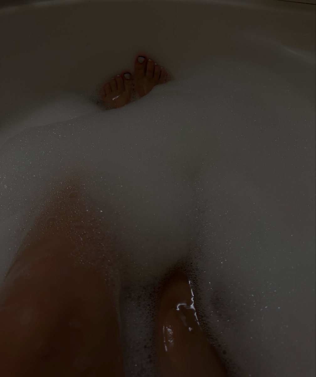 Alessia_Zeri's tweet photo. 🫧🦶🏻 https://t.co/6zqjkfSNrx