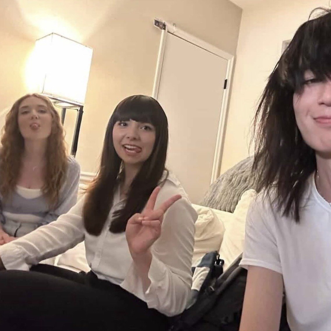 lesbunnydoll's tweet photo. Lee I'm sooo bored let's brush our hair https://t.co/rRUNwRlzf1