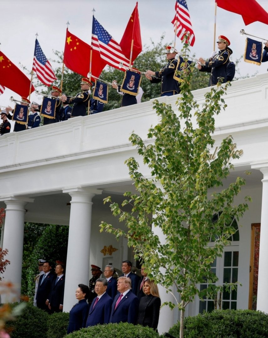 mmpadellan's tweet photo. Hey, did I miss the avalanche of Republican outrage when our U.S. Honor Guard soldiers were holding the Chinese Communist flags above the White House, or were those hypocrites QUIET AF?

Communism bad, but not when trump bows down to it? 🤨 https://t.co/ixnofa7JIr