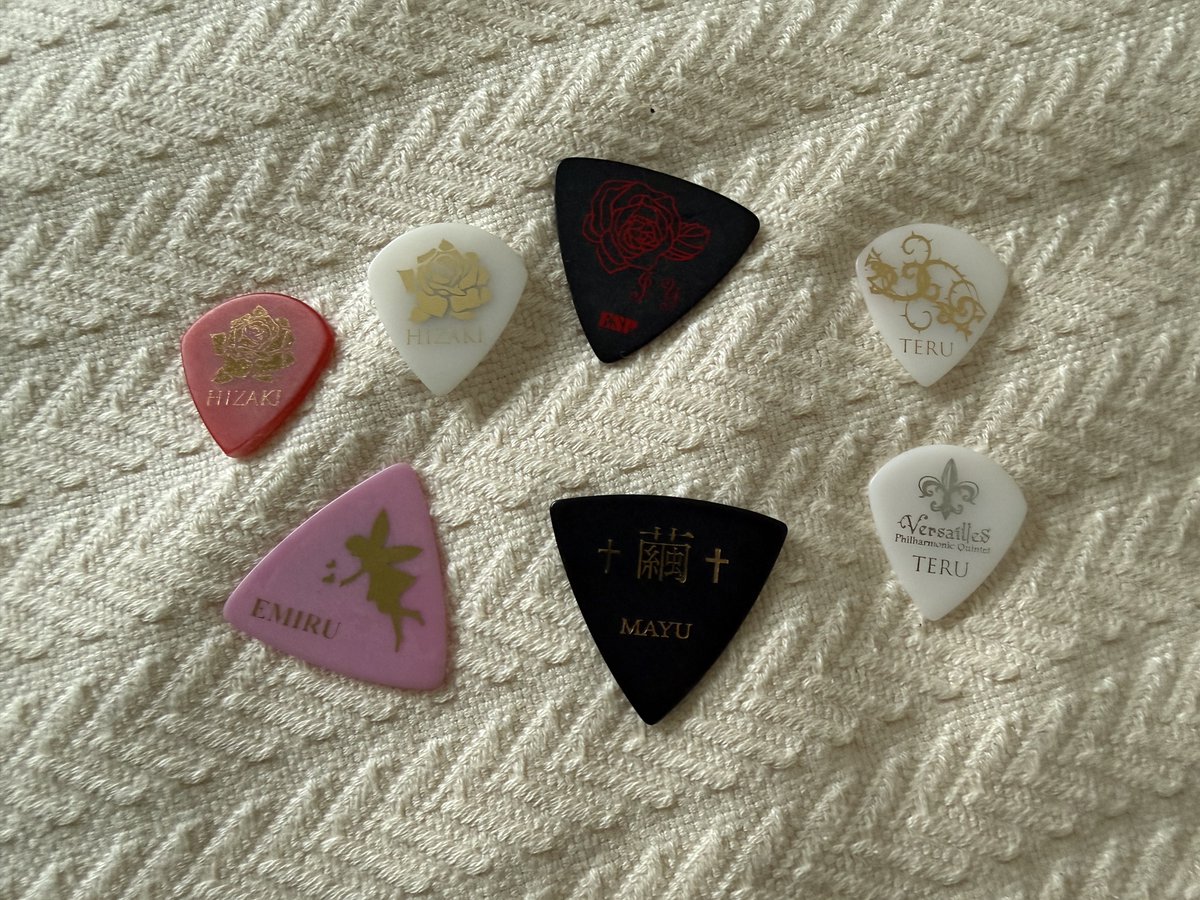x_inertia_x's tweet photo. Anybody want to see old picks from back in the day? Top is Versailles: Hizaki x2, Jasmine You, Teru x2. Lareine on bottom: pink is Emiru, black is Mayu. I caught a towel from Masashi once but I think I never got a pick from him. https://t.co/0FoQWU6DKQ