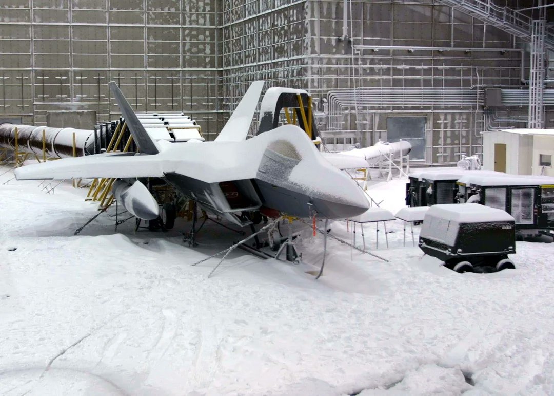 PASU_MATRIX's tweet photo. F-22 in snow. https://t.co/eIUcNiy4bR