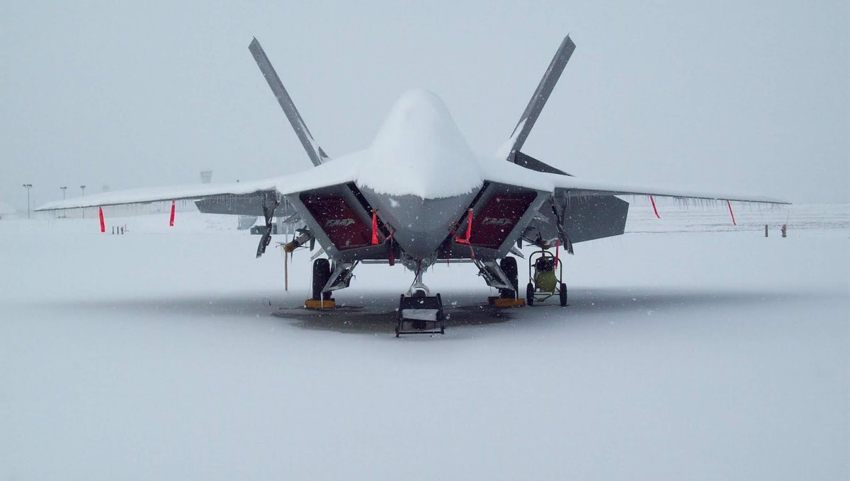 PASU_MATRIX's tweet photo. F-22 in snow. https://t.co/eIUcNiy4bR