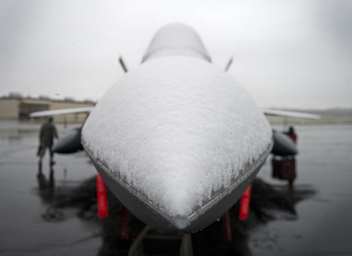 PASU_MATRIX's tweet photo. F-22 in snow. https://t.co/eIUcNiy4bR