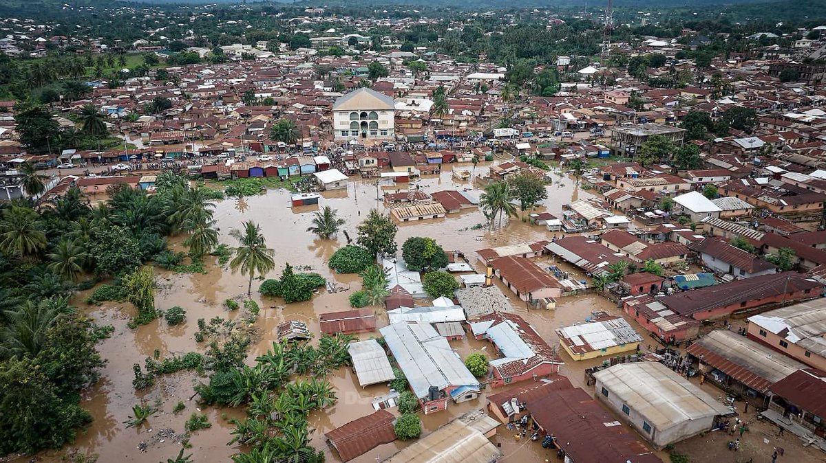 etsedafeamekpor's tweet photo. HOHOE IN DISTRESS & NEEDS URGENT HELP
——————————————-

1. Nearly Hohoe Zongo and large portions of Hohoe are completely flooded after about 9hrs of some torrential rainfall. 

2. We are calling on NADMO to rush to the aid of the flood victims after the river Dayi overflowed its banks and flooded homes and shops. 

3. We are also appealing to Corporate Ghana to assist us to settle the over 3000 flood victims with over 440 houses completely under under or in water.